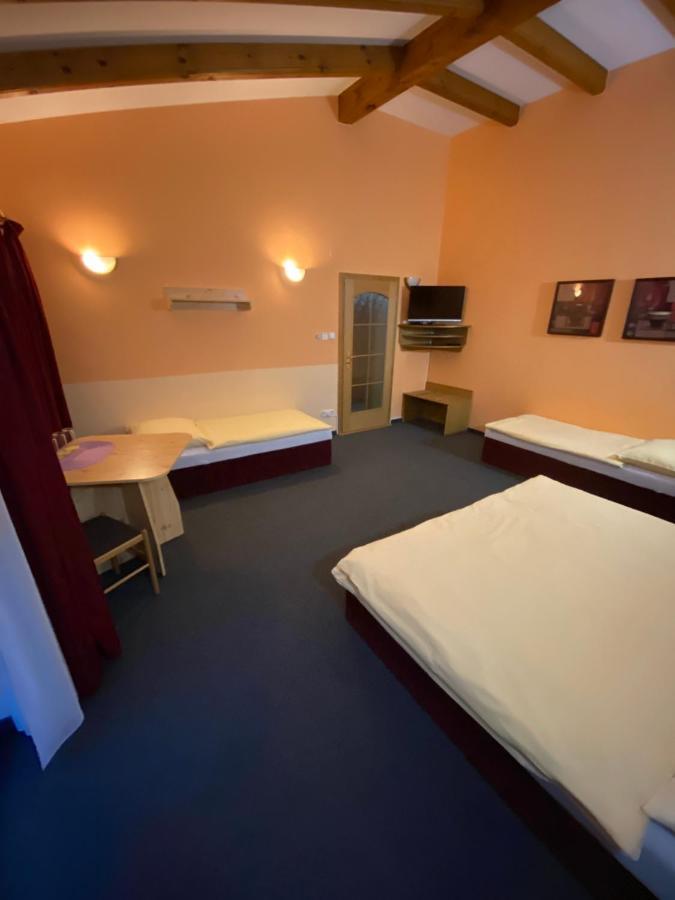 Selsky Dvur Perstejn Hotel ภายนอก รูปภาพ